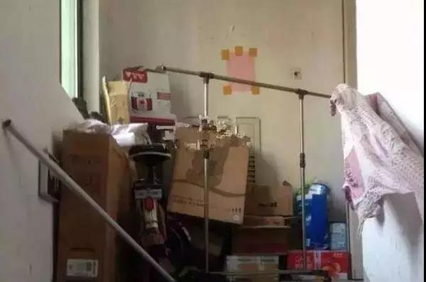 楼道堆放易燃造物很危险