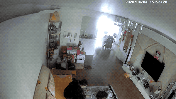 家中监控记录电瓶车电瓶爆炸，家中一片灰蒙蒙，损失惨重