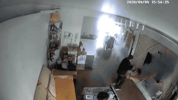 电瓶车电瓶爆炸，浓烟笼罩整个房间