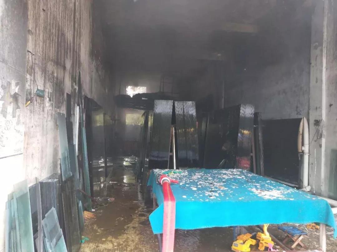 小区电瓶车室内充电爆炸